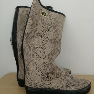 NWT.   DAV.    Rain boots